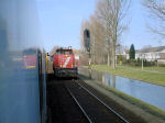 Twee treinen rijden samen op van Waalhaven naar Kijfhoek