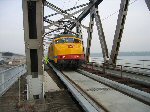 Testritten op de nieuw gelegde spoorstaven op de Moerdijkbrug. Fotograaf onbekend