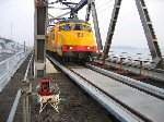 Testritten op de nieuw gelegde spoorstaven op de Moerdijkbrug. Fotograaf onbekend