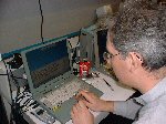 28 maart 2004. Siemens-techneut Joan Tacx  tijdens de QoS-metingen