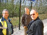 5 april 2004. Vlnr. Grootmeester Hendriks, KPN-medewerker Wilbert Dijkman en Strukton-meester Teus Laros 