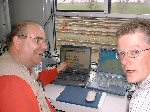 10 april 2004. Steve C. Thompson toont de online resultaten van de coverage-meting in Lage Zwaluwe aan Chiel Spaans