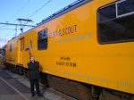 15 oktober 2004. De opnieuw gespoten Jules wordt door Frank van Hal (NedTrain Tilburg) bewonderd.