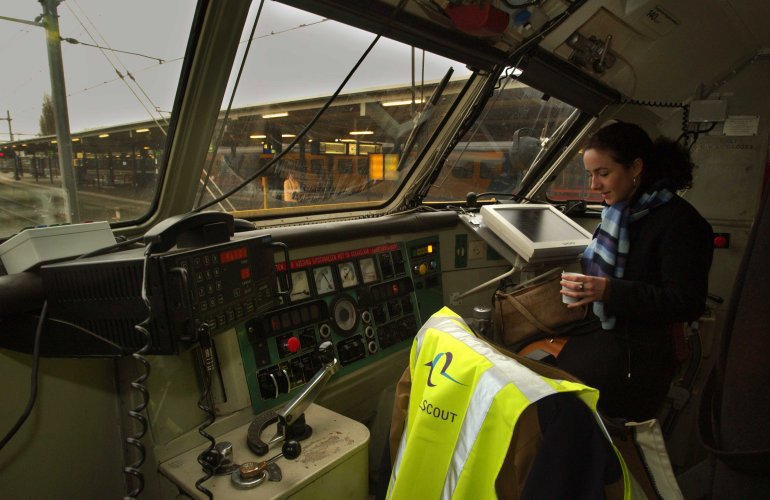 Femke Halsema in de cabine van de ATB/Telerail-meettrein mP Jules